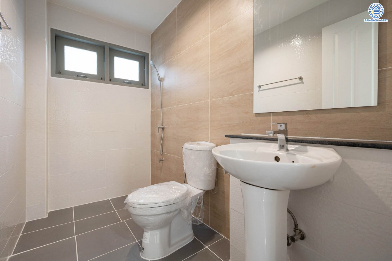 บ้านมือสองตกแต่งใหม่ โครงการ เพอร์เฟคเพลส รัตนาธิเบศร์-ไทรม้า รองรับความสุข บนเนื้อที่ 50 ตร.ว. พื้นที่ใช้สอย 147.04 ตร.ม. ฟังก์ชัน 3 ห้องนอน 2 ห้องน้ำ จอดรถได้ 1 คัน ทำเลเชื่อมต่อได้หลายเส้นทาง ติดถนนราชพฤกษ์ และรถไฟฟ้าสายสีม่วง "สถานีบางรักน้อยท่าอิฐ"...